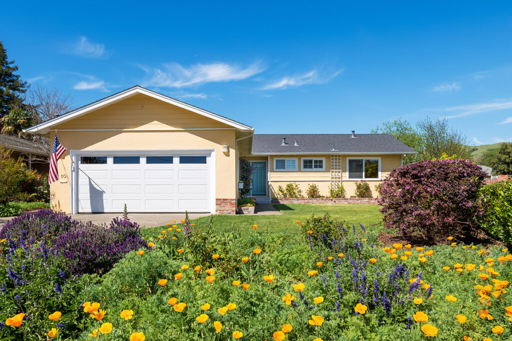 10 St. John Ct, Novato CA: Park-Like Single-Story Home in Pleasant Valley for 
            <div class=